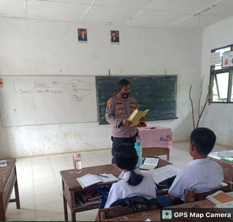 Kapolsek Parongil mengunjungi SMP Negeri 1 Parongil, Kecamatan Silima Pungga-pungga Kabupaten Dairi untuk melaksanakan Quick Wins Presisi