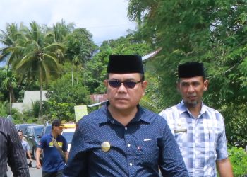 Pj Bupati Aceh Barat Drs. Mahdi Efendi melakukan kunjungan korban banjir di Woyla Barat pada Selasa (08/11/2022)
