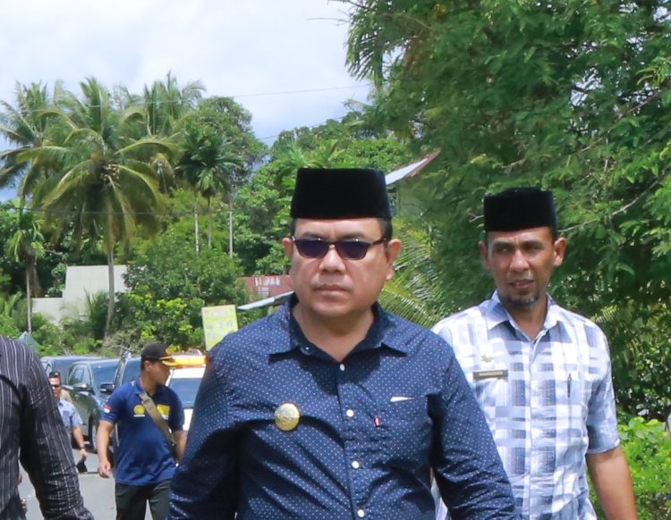Pj Bupati Aceh Barat Drs. Mahdi Efendi melakukan kunjungan korban banjir di Woyla Barat pada Selasa (08/11/2022)
