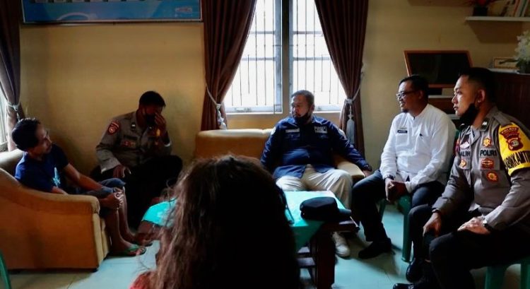 Humas Polres Tanggamus dan Bhabinkamtibmas bergerak cepat melakukan langkah terkait informasi terlantarnya seorang Perempuan dan diamankan di Masjid Al-Qausar Kota Agung