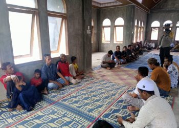 Bripka Ilham Suardi dan Bripka Mahazir melakukan giat temu ramah dengan masyarakat yang ada diwilayah hukum Polsek Paya Bakong
