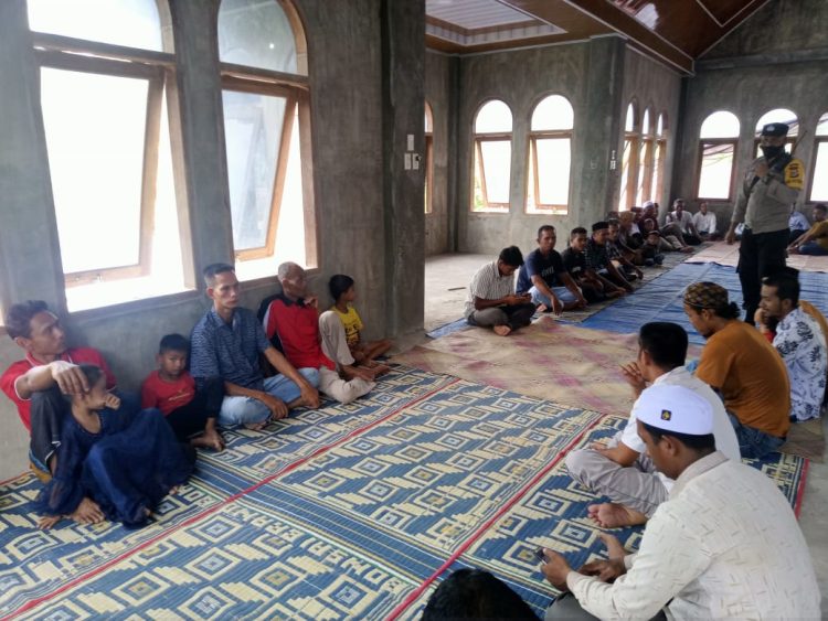 Bripka Ilham Suardi dan Bripka Mahazir melakukan giat temu ramah dengan masyarakat yang ada diwilayah hukum Polsek Paya Bakong
