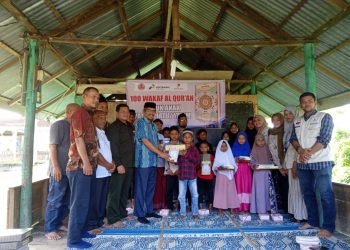 PT Pertamina Hulu Energi PHE melalui BFLF Lhokseumawe Serahkan Waqaf Al-Quran dan kain sarung untuk anak anak yatim piatu di Dayah Darul Ilmi Gampong Tumpok Beurandang