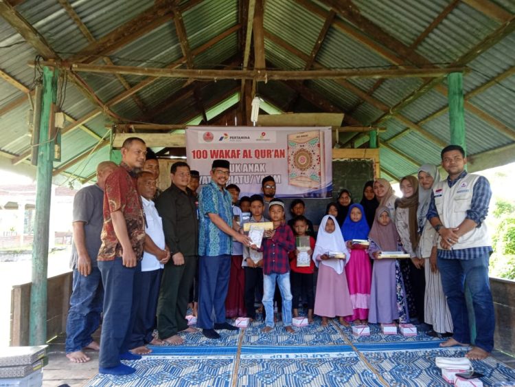 PT Pertamina Hulu Energi PHE melalui BFLF Lhokseumawe Serahkan Waqaf Al-Quran dan kain sarung untuk anak anak yatim piatu di Dayah Darul Ilmi Gampong Tumpok Beurandang