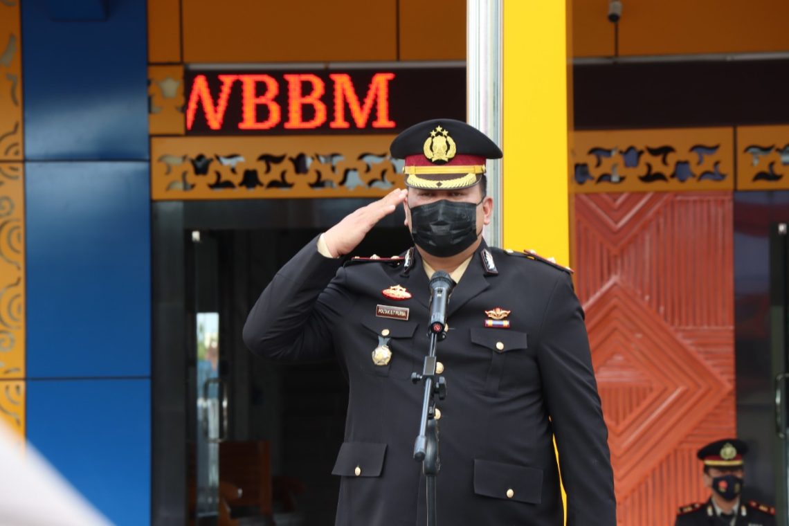 Wakapolres Pangkalpinang KOMPOL Poltak S. T. Purba S.IK bersama para pejabat utama Polres Pangkalpinang mengikuti upacara dalam rangka hari Pahlawan ke 77