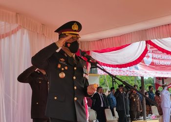 Kapolres Bangka Barat AKBP Catur Prasetiyo, SIK menjadi inspektur pada upacara