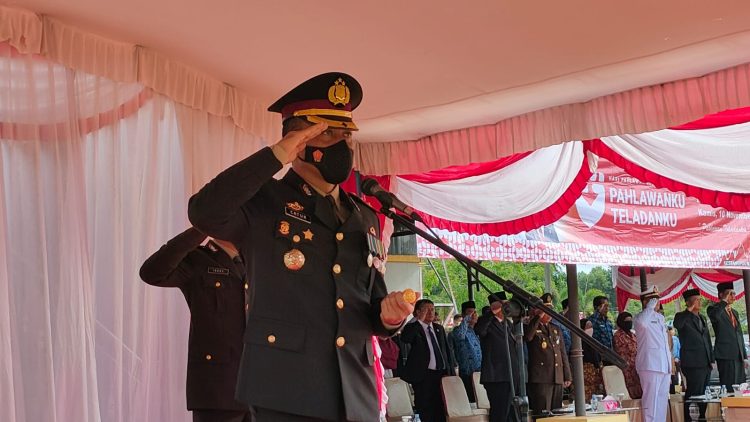 Kapolres Bangka Barat AKBP Catur Prasetiyo, SIK menjadi inspektur pada upacara