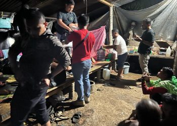 Personil kepolisian dari Unit IV Tipidter dan Unit Jatanras Sat Reskrim Polres Aceh Barat menangkap lima orang terduga penambang emas ilegal di kawasan Desa Leubok Beutong, Kecamatan Sungai Mas