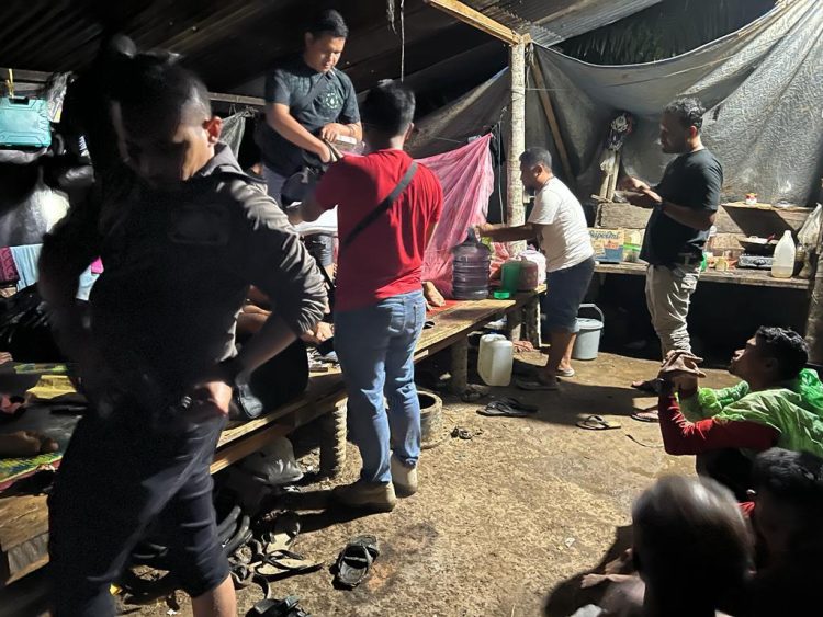 Personil kepolisian dari Unit IV Tipidter dan Unit Jatanras Sat Reskrim Polres Aceh Barat menangkap lima orang terduga penambang emas ilegal di kawasan Desa Leubok Beutong, Kecamatan Sungai Mas