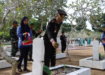 Kapolres Bangka menghadiri Kegiatan Upacara Ziarah Ke - 77 Peringatan Hari Pahlawan 10 November 2022