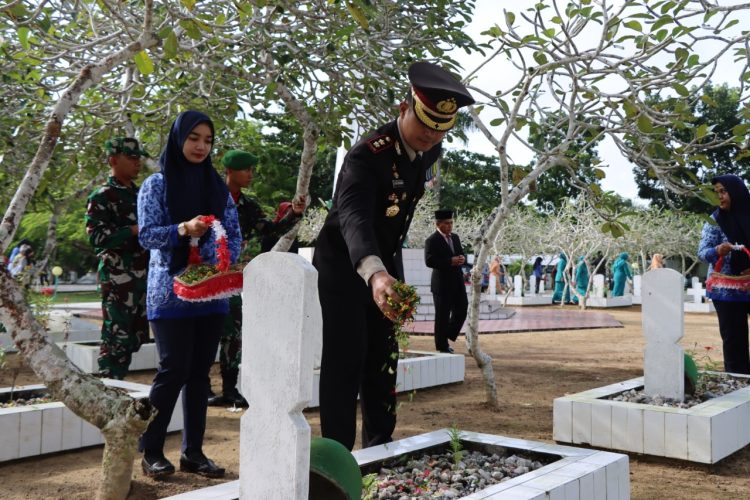 Kapolres Bangka menghadiri Kegiatan Upacara Ziarah Ke - 77 Peringatan Hari Pahlawan 10 November 2022