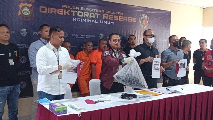 Ditreskrimum Subdit III unit 4 Polisi Daerah Polda Sumsel bersama SatReskrim Polres Ogan Komering Ilir (OKI), berhasil menangkap 4 pelaku pembunuhan berencana yang terjadi di Jalur 5 Desa Sungai Menang
