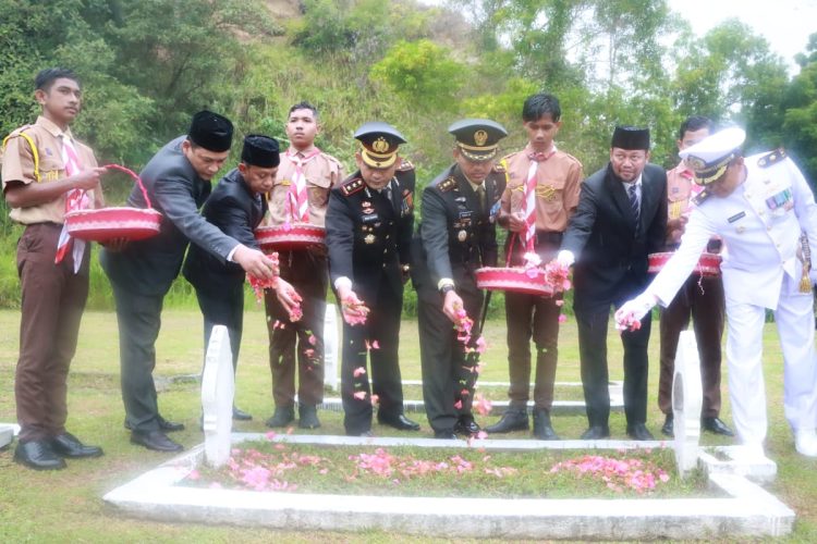 Kapolres Lhokseumawe AKBP Henki Ismanto, SIK menghadiri acara ziarah Nasional dalam rangka Hari Pahlawan 2022 di Taman Makam Pahlawan (TMP) Blang Panyang