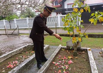Kapolsek Dewantara, Iptu Subihan Afuan Ardhi, STrK bersama unsur Muspika melaksanakan ziarah dan tabur bunga di Makam Pahlawan Teuku Bujang Selamat