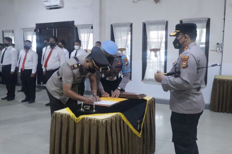 Polres Dumai Menggelar Upacara serah terima jabatan dua Kasat dan dua Kapolsek