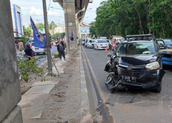 Kemacetan panjang yang terjadi di jalan Kolonel H. Burlian mulai dari Fly Over Polda sampai ke depan Taman Wisata Punti Kayu tepatnya dari arah Polda Sumsel menuju Bandara Sultan Mahmud Badaruddin