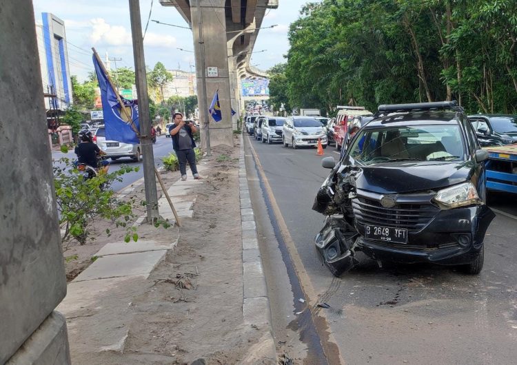 Kemacetan panjang yang terjadi di jalan Kolonel H. Burlian mulai dari Fly Over Polda sampai ke depan Taman Wisata Punti Kayu tepatnya dari arah Polda Sumsel menuju Bandara Sultan Mahmud Badaruddin