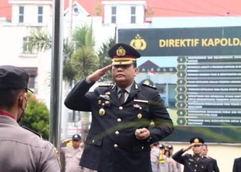 Kapolresta Manado Kombes Pol Julianto P. Sirait memimpin upacara hari pahlawan di Mako Polresta Manado