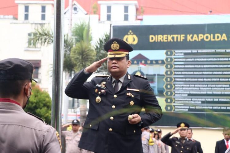 Kapolresta Manado Kombes Pol Julianto P. Sirait memimpin upacara hari pahlawan di Mako Polresta Manado