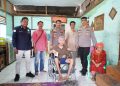 Kabid Humas Polda Riau Kombes Pol Sunarto dan puluhan awak media, mendatangi rumah warga yang membutuhkan bantuan kursi roda