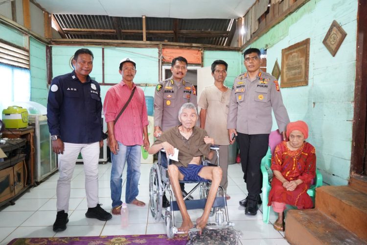 Kabid Humas Polda Riau Kombes Pol Sunarto dan puluhan awak media, mendatangi rumah warga yang membutuhkan bantuan kursi roda