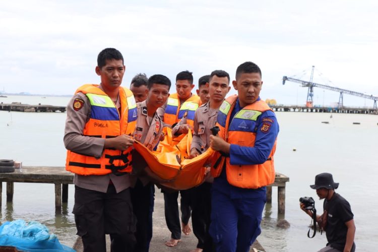 Polres Aceh Barat mengelar pelatihan Search and Rescue (SAR) terbatas, bertempat di pantai Lhok Geudong, Gampong Suak Indrapuri