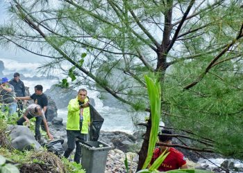 Pj Walikota Sabang gotong royong bersama seluruh Aparatur Sipil Negara di lingkungan Pemerintah Kota Sabang, bertempat di Taman Pantai Kasih