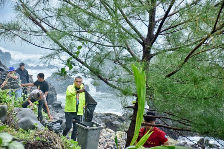 Pj Walikota Sabang gotong royong bersama seluruh Aparatur Sipil Negara di lingkungan Pemerintah Kota Sabang, bertempat di Taman Pantai Kasih