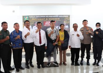 Bupati dan Wabup Simalungun, Radiapoh Hasiholan Sinaga dan H.Zonny Waldi, Ketua DPRD Simalungun, Timbul Jaya Sibarani, Kapolres Simalungun, AKBP Ronald FC Sipayung, lembaga adat, tokoh masyarakat, pemuda dan lainnya menyambut Jeka didampingi istri dan ibundanya