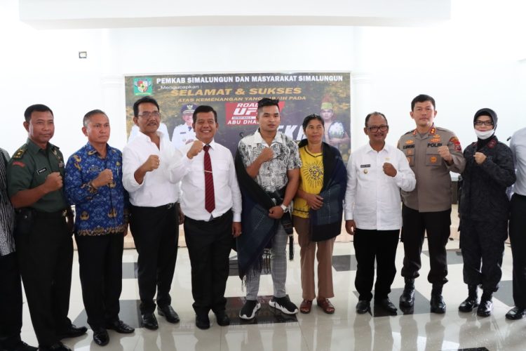 Bupati dan Wabup Simalungun, Radiapoh Hasiholan Sinaga dan H.Zonny Waldi, Ketua DPRD Simalungun, Timbul Jaya Sibarani, Kapolres Simalungun, AKBP Ronald FC Sipayung, lembaga adat, tokoh masyarakat, pemuda dan lainnya menyambut Jeka didampingi istri dan ibundanya