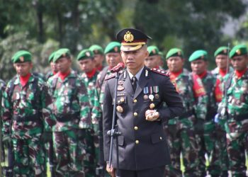 Kapolres Pematang Siantar AKBP Fernando SH S.I.K, memimpin ziarah upacara peringatan Hari Pahlawan di Tempat Pemakaman Umum (TPU) Nagur, Jalan Sangnawaluh, Kelurahan Pahlawan