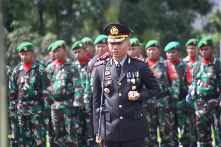 Kapolres Pematang Siantar AKBP Fernando SH S.I.K, memimpin ziarah upacara peringatan Hari Pahlawan di Tempat Pemakaman Umum (TPU) Nagur, Jalan Sangnawaluh, Kelurahan Pahlawan