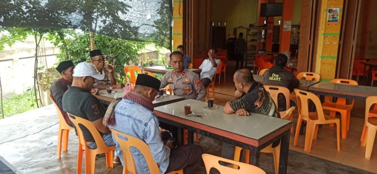 Jumat Curhat, Kapolsek Muara Batu, Ipda Herman Syahputra menyerap informasi dan masukan dari pada keuchik (kepala desa) di Kecamatan Muara Batu