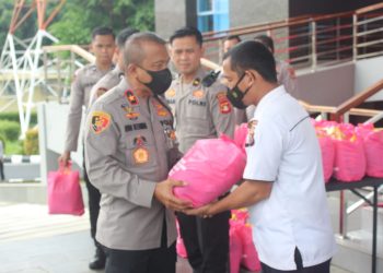 Wakapolda Sumsel Brigjen Pol Rudi Setiawan SIK SH MH didampingi beberapa PJU Polda Sumsel memberikan bantuan beras kepada seluruh PHL (Pegawai Harian Lepas) dan Office Boy (OB) Polda Sumsel