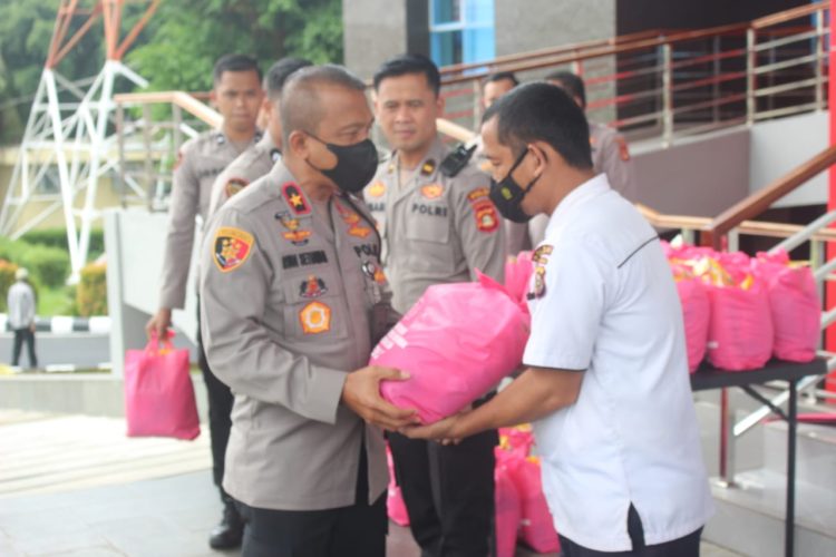 Wakapolda Sumsel Brigjen Pol Rudi Setiawan SIK SH MH didampingi beberapa PJU Polda Sumsel memberikan bantuan beras kepada seluruh PHL (Pegawai Harian Lepas) dan Office Boy (OB) Polda Sumsel