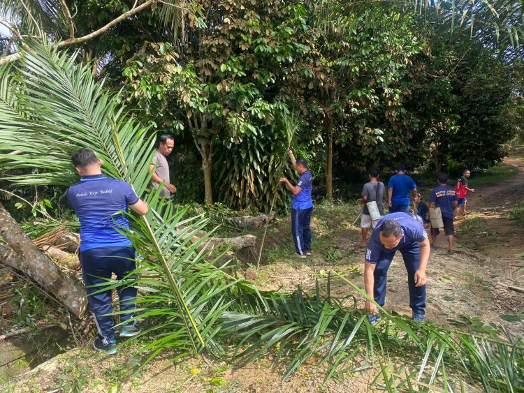 Kegiatan gotong royong tersebut dilaksanakan sebagai upaya mengantisipasi dan menekan angka Pasien Demam Berdarah di Kec. Kelapa dan Ngopi Kamtibmas