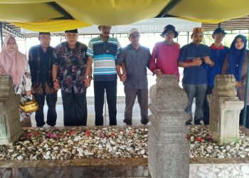 Keluarga besar Teuku dan Cut Samudera pasai (KBTC Samudra Pasai) melaksanakan ziarah tabur bunga dan gotong royong di makam Sultan Malikussaleh