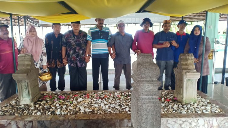 Keluarga besar Teuku dan Cut Samudera pasai (KBTC Samudra Pasai) melaksanakan ziarah tabur bunga dan gotong royong di makam Sultan Malikussaleh