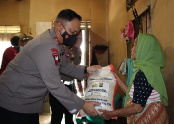 Pemberian Bantuan Sosial (Bansos) dari Kapolri dan Kapolda Sumut kepada masyarakat Kab. Labuhanbatu yang kurang mampu