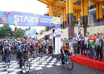 Kapolda Riau, Irjen Pol Mohammad Iqbal bersama sejumlah pejabat lainnya, melepas langsung ratusan peserta Tour De Muara Takus