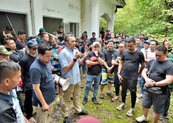 Pj Wali Kota Sabang, Reza Fahlevi, ketika melakukan diskusi dan kunjungan lapangan bersama Ikatan Arsitek Indonesia (IAI) di situs Asrama Haji Pulau Rubiah, Gampong Iboih Sabang