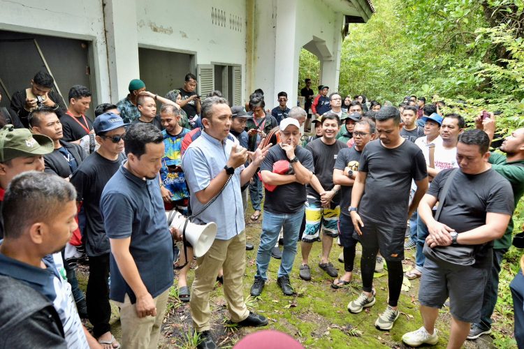 Pj Wali Kota Sabang, Reza Fahlevi, ketika melakukan diskusi dan kunjungan lapangan bersama Ikatan Arsitek Indonesia (IAI) di situs Asrama Haji Pulau Rubiah, Gampong Iboih Sabang