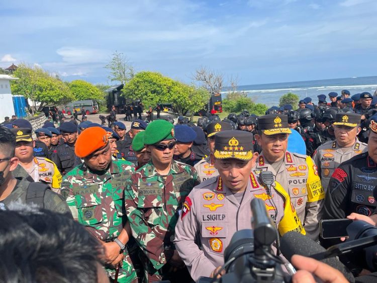 Kapolri Jenderal Listyo Sigit Prabowo meninjau posko Brimob Pura Geger Bali guna persiapkan pengamanan penyelenggaraan Konferensi Tingkat Tinggi (KTT) G20 di Bali