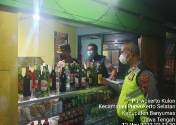 Kapolsek Purwokerto Selatan Kompol Puji Nurochman, S.H., M.H., memimpin langsung anggotanya dalam pelaksanaan kegiatan operasi maupun razia minuman keras (miras)