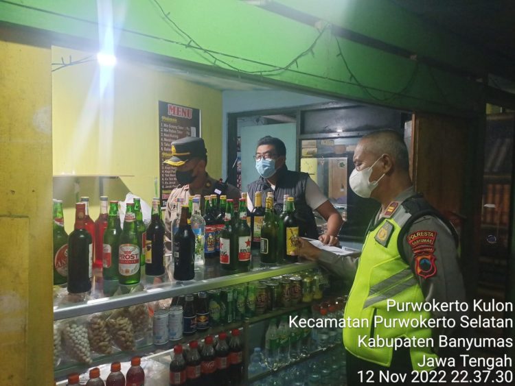 Kapolsek Purwokerto Selatan Kompol Puji Nurochman, S.H., M.H., memimpin langsung anggotanya dalam pelaksanaan kegiatan operasi maupun razia minuman keras (miras)