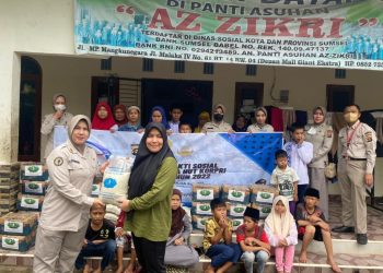 PNS Polda Sumsel Geruduk Panti Asuhan di Palembang membagikan ratusan Paket Sembako dan beras