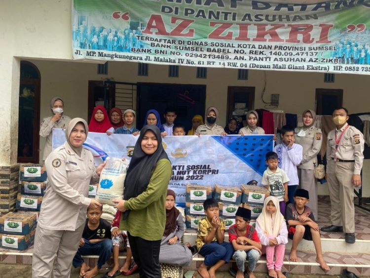 PNS Polda Sumsel Geruduk Panti Asuhan di Palembang membagikan ratusan Paket Sembako dan beras