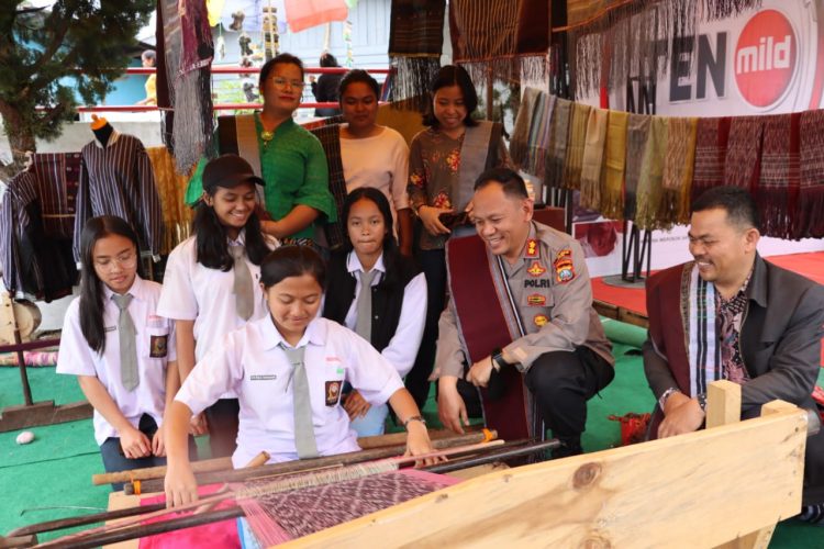 Kapolres Dairi saat Pengamanan Pesta Partangiangan dan budaya Luhut Bolon Parsadaan Ualu Turpuk Pomparan Raja Silahisabungan Bolahan Amak Sidebang Raja