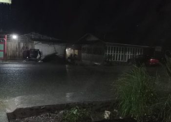 Salah satu titik depan warung makan tepatnya di Desa Onolimbu Lahomi sekitaran Ibu Kota Kabupaten Nias Barat, Terpantau tergenang air