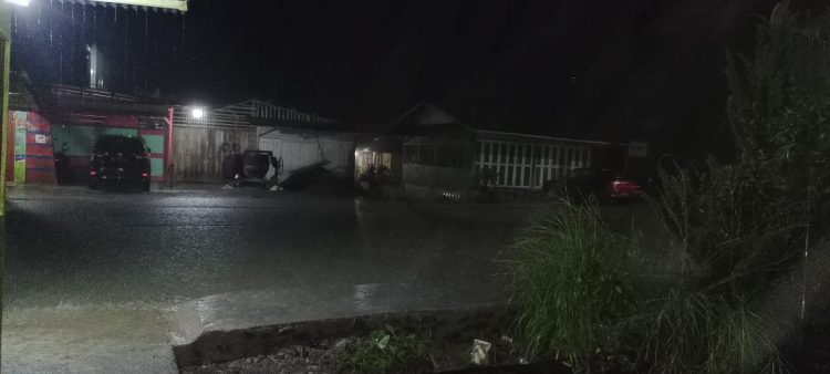 Salah satu titik depan warung makan tepatnya di Desa Onolimbu Lahomi sekitaran Ibu Kota Kabupaten Nias Barat, Terpantau tergenang air